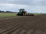 Saatkombination auf einem Feld in Neu Kaliß